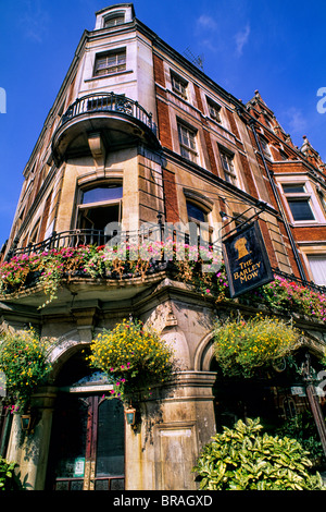 Architecture de la pub angle Barley Mow et de belles fleurs à Londres, Angleterre Banque D'Images