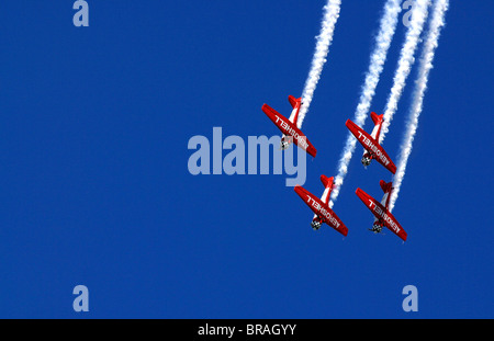 L'équipe de démonstration Aeroshell monte en surcharge dans le ciel bleu de l'Airshow Dayton Banque D'Images