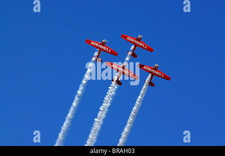 Les plans de l'équipe de démonstration Aeroshell laissent des traces de fumée blanche à l'Airshow de Dayton Banque D'Images