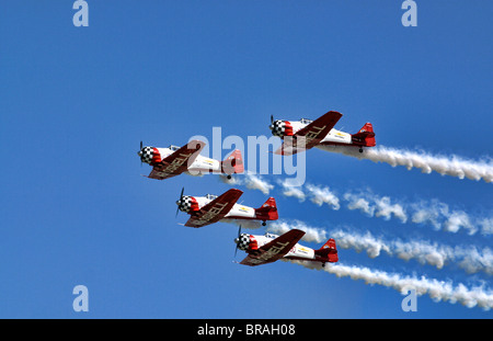 L'équipe de démonstration Aeroshell monte en surcharge dans le ciel bleu de l'Airshow Dayton Banque D'Images