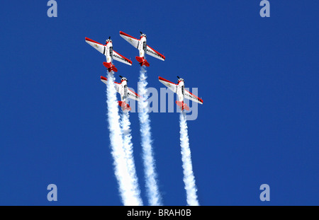 L'équipe de démonstration Aeroshell monte en surcharge dans le ciel bleu de l'Airshow Dayton Banque D'Images