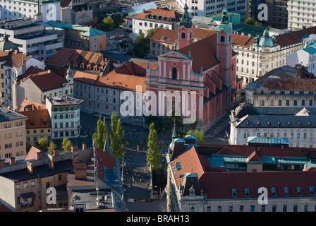 Vue vers le bas sur l'église franciscaine de l'Annonciation, Ljubljana, Slovénie, Europe Banque D'Images