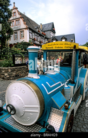 Allemagne Rudesheim vieille ville en train touristique du Rhin Banque D'Images