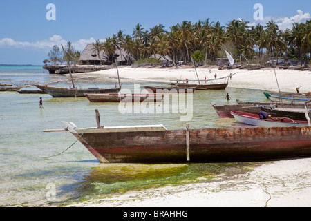 Zanzibar Kizimkazi Dimbani, scène de plage, les bateaux de pêche. Banque D'Images