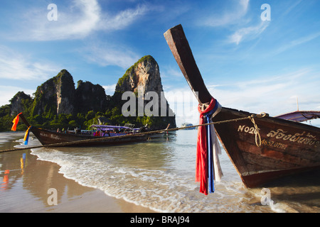 Long Tail boats sur Hat Rai Leh Beach, West Railay (Rai Leh), province de Krabi, Thaïlande, Asie du Sud, Asie Banque D'Images