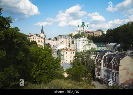 Vue sur Eglise de Saint-andré sur Andriyivsky Uzviz (Andrew's Descent), Kiev, Ukraine, l'Europe Banque D'Images