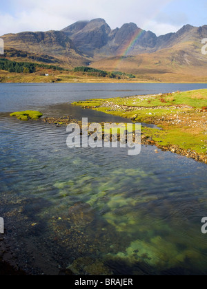 Vue sur les eaux claires du Loch Slapin à arc-en-ciel sur les Cuillin Hills, le pic de Bla Bheinn, île de Skye, Écosse Banque D'Images