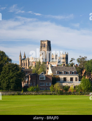 Vue sur les terrains de jeu de la rivière de la cathédrale, Durham, County Durham, Angleterre, Royaume-Uni, Europe Banque D'Images