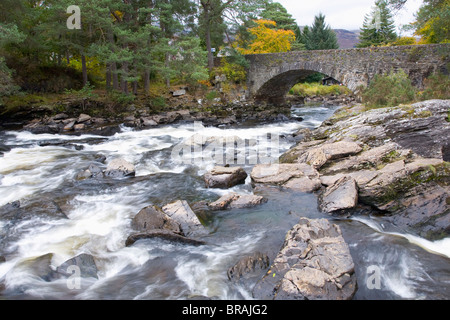 Les chutes de Dochart et vieux pont de pierre, Killin, Loch Lomond et les Trossachs National Park, Stirling, Scotland, UK Banque D'Images