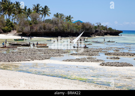 Zanzibar Kizimkazi Dimbani, scène de plage, les bateaux de pêche. Banque D'Images