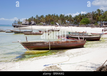 Zanzibar Kizimkazi Dimbani, scène de plage, les bateaux de pêche. Banque D'Images