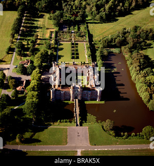 Des images aériennes, un château Herstmonceux Château Tudor en brique près de Herstmonceux, East Sussex, Angleterre, Royaume-Uni, Europe Banque D'Images