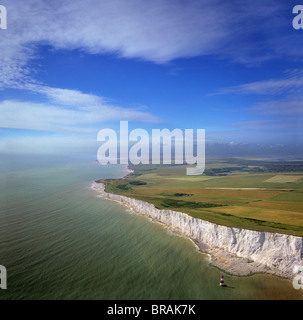 Image aérienne de falaises de craie et phare de Beachy Head, près de Eastbourne, East Sussex, Angleterre, Royaume-Uni, Europe Banque D'Images