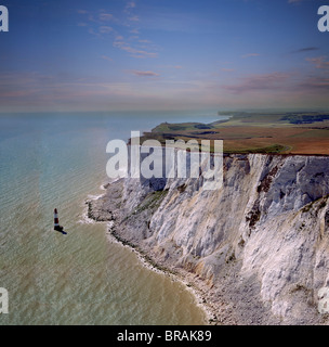 Image aérienne du phare et les falaises de craie, Beachy Head, près de Eastbourne, East Sussex, Angleterre, Royaume-Uni, Europe Banque D'Images