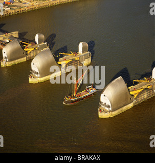 Des images aériennes à Thames barge et Thames Flood Barrier sur la Tamise, Woolwich Woolwich, Reach, Londres, Royaume-Uni Banque D'Images