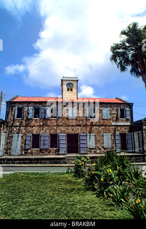 Ancien bâtiment de la bibliothèque publique dans la petite île de Nevis Caraïbes à distance Banque D'Images