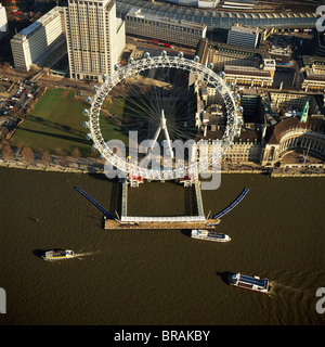 Image aérienne du London Eye (grande roue du millénaire), Rive sud de la Tamise, Londres, Angleterre, Royaume-Uni, Europe Banque D'Images