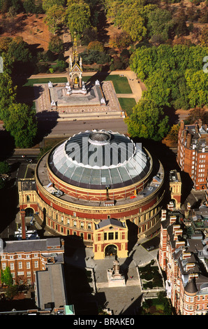 Image aérienne du Royal Albert Hall, et l'Albert Memorial dans Kensington Gardens, Londres, Angleterre, Royaume-Uni, Europe Banque D'Images