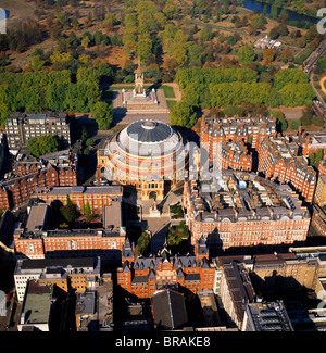 Image aérienne du Royal Albert Hall, et l'Albert Memorial dans Kensington Gardens, Londres, Angleterre, Royaume-Uni, Europe Banque D'Images