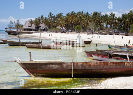 Zanzibar Kizimkazi Dimbani, scène de plage, les bateaux de pêche. Banque D'Images