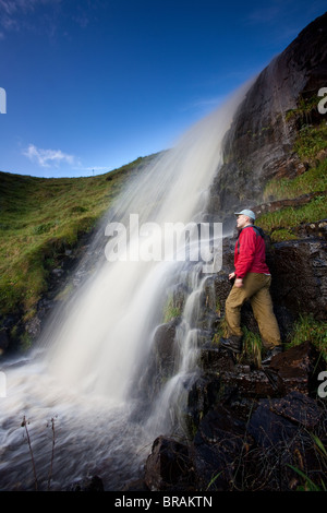 Cascades de l'île de Runde Herøy kommune, Møre og Romsdal, côte ouest de la Norvège. Banque D'Images