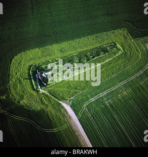 Image aérienne de West Kennet Long Barrow, une sépulture néolithique ou Barrow, sur une crête de craie, Avebury, Wiltshire, Royaume-Uni Banque D'Images