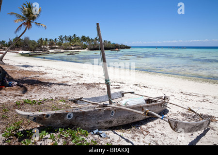 Kizimkazi Dimbani, Zanzibar. Ngalawa (Pirogue) reposant sur la plage. Banque D'Images