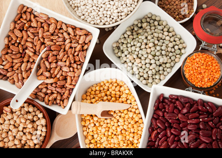 Variété de légumes dans des bols et des verres, les oiseaux voir Banque D'Images