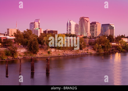Le fleuve et les toits de Sacramento, Sacramento, Californie, États-Unis d'Amérique, Amérique du Nord Banque D'Images
