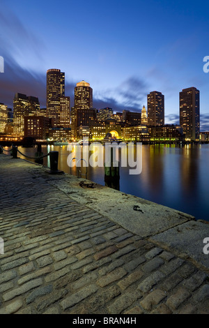 Skyline et le port intérieur y compris à l'aube Rowes Wharf, Boston, Massachusetts, New England, United States of America Banque D'Images