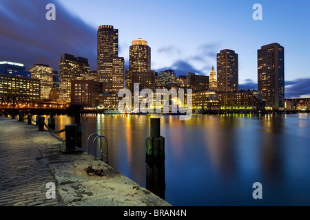 Skyline et le port intérieur y compris à l'aube Rowes Wharf, Boston, Massachusetts, New England, United States of America Banque D'Images