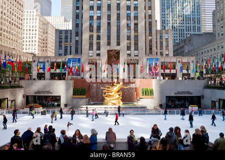 En dessous de la patinoire du Rockefeller Center building sur la Cinquième Avenue, New York City, New York, États-Unis d'Amérique Banque D'Images