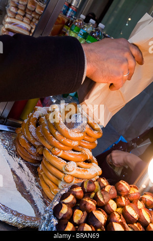 Les bretzels et châtaignes en vente sur la Cinquième Avenue, Manhattan, New York City, New York, États-Unis d'Amérique, Amérique du Nord Banque D'Images