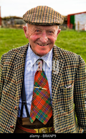 Merveilleux vieil homme âge 86 à sa ferme isolée à l'île de Skye en Ecosse habillé en laine et une cravate de retour de shopping Banque D'Images