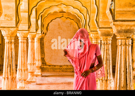 Belles arches graphique aux couleurs douces femme hindoue posées à Fort Amber temple au Rajasthan Jaipur en Inde Banque D'Images