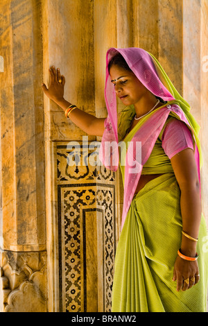 Beaux murs graphique aux couleurs douces femme hindoue posées à Fort Amber temple au Rajasthan Jaipur en Inde Banque D'Images