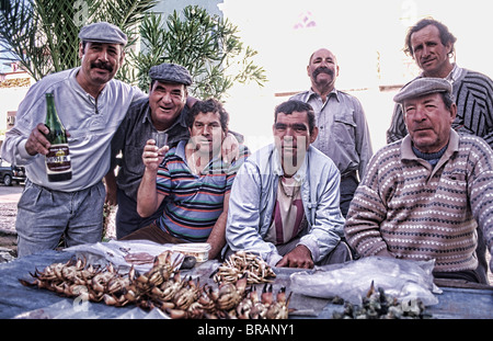 Dur et rugueux vieux pêcheurs se détendre dans un bar dans le village de Olmao dans l'Algarve au sud du Portugal dans l'Europe Banque D'Images