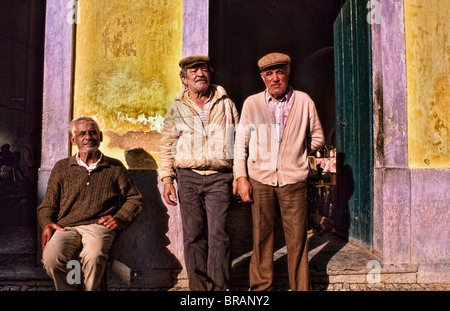 Dur et rugueux vieux pêcheurs se détendre dans un bar dans le village de Olmao dans l'Algarve au sud du Portugal dans l'Europe Banque D'Images