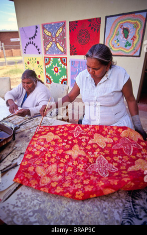 Les femmes autochtones, de batik, Australie Banque D'Images