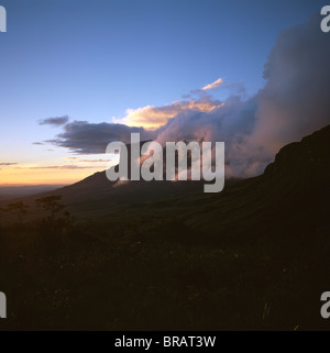 Mont Kukenaam Cuguenan (Kukenan) (d) le haut des pentes de Roraima, Gran Sabana, Estado Bolivar, Venezuela, Amérique du Sud Banque D'Images