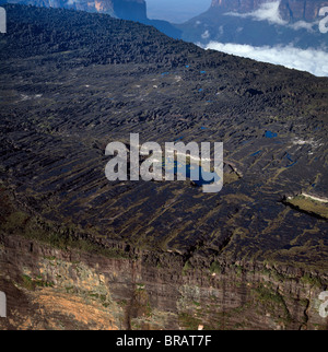 Image aérienne de tepuis montrant le sommet du mont Roraima (Cerro Roraima) avec le lac Gladys, Venezuela, Amérique du Sud Banque D'Images