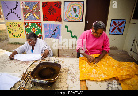 Les femmes autochtones, de batik, Australie Banque D'Images