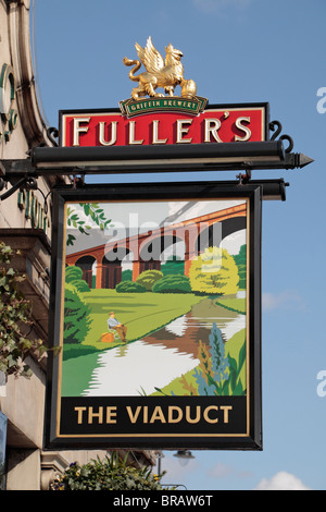 Un signe au-dessus de la pub Fullers, le viaduc, Hanwell, Londres. Le viaduc sur le signe est l'Wharncliffe Viaduct. Mar 2010 Banque D'Images