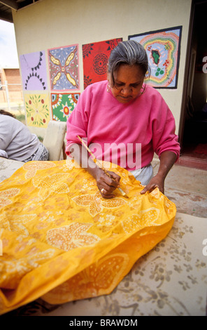 Les femmes autochtones, de batik, Australie Banque D'Images