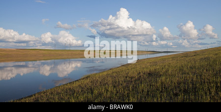 Rivière Rouge avec les nuages reflètent dans l'eau ; Winnipeg, Manitoba, Canada Banque D'Images