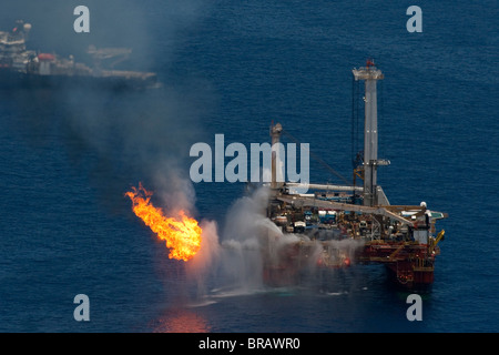 Navires de forage sur le site de la marée noire Deepwater Horizon de BP dans le golfe du Mexique et récupérer des hydrocarbures résiduels de la torche. Banque D'Images