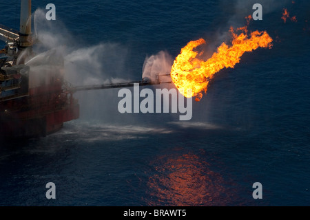 Navires de forage sur le site de la marée noire Deepwater Horizon de BP dans le golfe du Mexique et récupérer des hydrocarbures résiduels de la torche. Banque D'Images