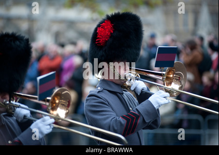 De parades militaires par Whitehall sur le défilé du jour du Souvenir. Banque D'Images