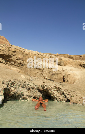 La mer Morte, la source d'eau chaude à Nahal Kedem Banque D'Images