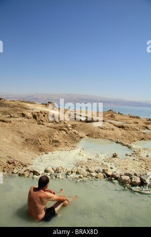 La mer Morte, la source d'eau chaude à Nahal Kedem Banque D'Images